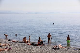 Rijeka: Gradska plaža na Kantridi puna je kupača Rijeka: Gradska plaža na Kantridi puna je kupača