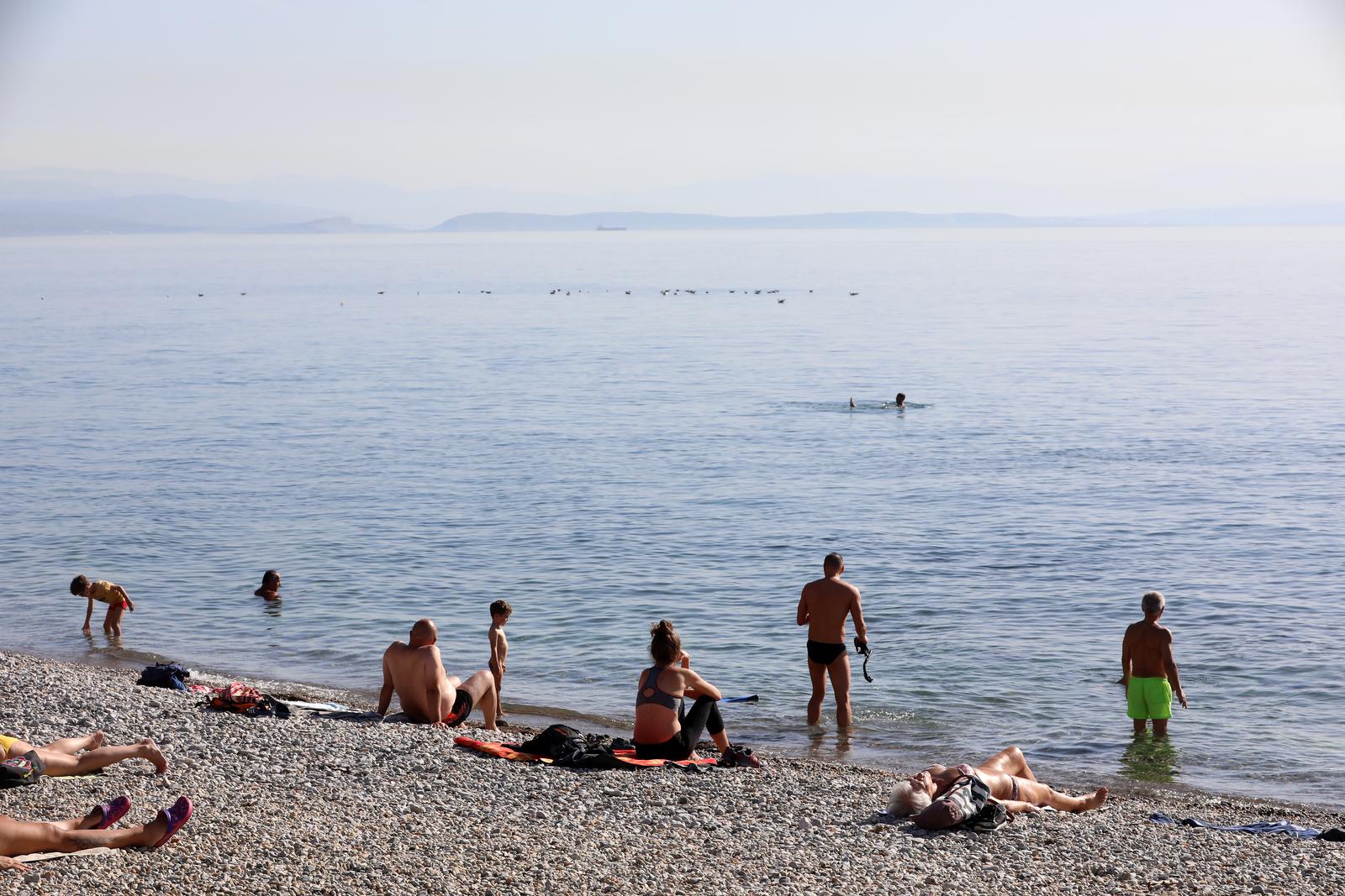Rijeka: Gradska plaža na Kantridi puna je kupača Rijeka: Gradska plaža na Kantridi puna je kupača
