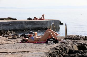 Rijeka: Gradska plaža na Kantridi puna je kupača Rijeka: Gradska plaža na Kantridi puna je kupača