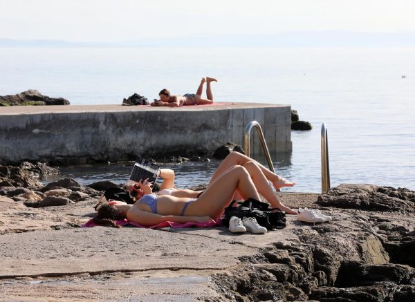 Rijeka: Gradska plaža na Kantridi puna je kupača