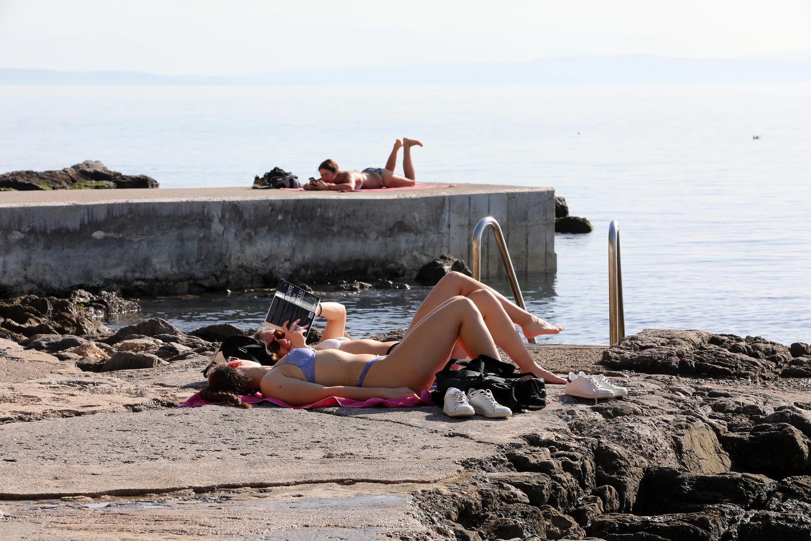 Rijeka: Gradska plaža na Kantridi puna je kupača Rijeka: Gradska plaža na Kantridi puna je kupača