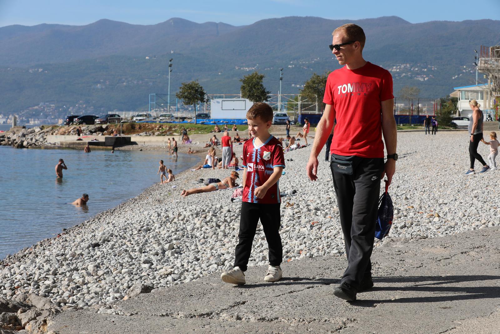 Rijeka: Gradska plaža na Kantridi puna je kupača Rijeka: Gradska plaža na Kantridi puna je kupača