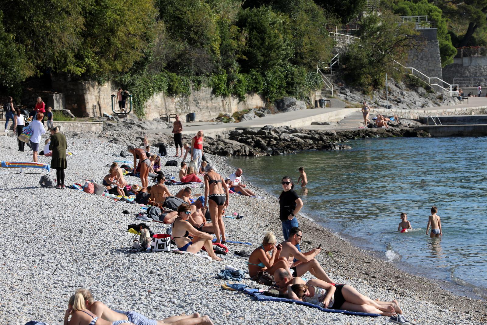 Rijeka: Gradska plaža na Kantridi puna je kupača Rijeka: Gradska plaža na Kantridi puna je kupača