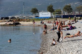 Rijeka: Gradska plaža na Kantridi puna je kupača Rijeka: Gradska plaža na Kantridi puna je kupača