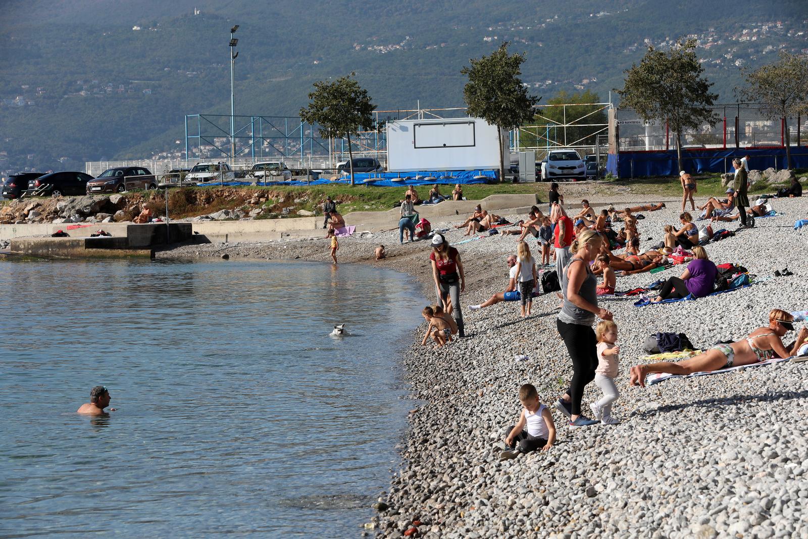 Rijeka: Gradska plaža na Kantridi puna je kupača Rijeka: Gradska plaža na Kantridi puna je kupača