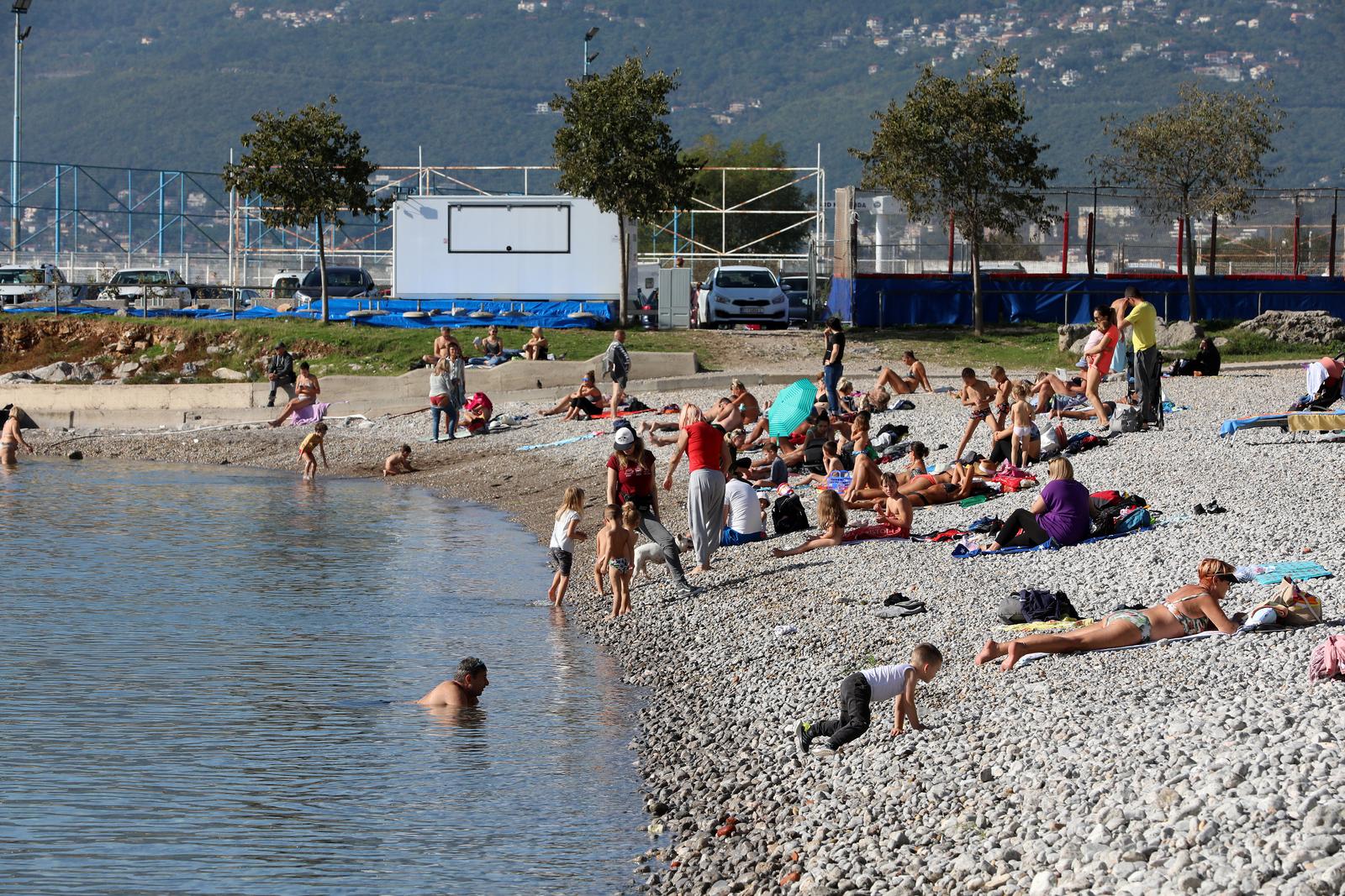 Rijeka: Gradska plaža na Kantridi puna je kupača Rijeka: Gradska plaža na Kantridi puna je kupača
