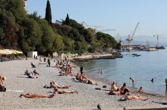 Rijeka: Gradska plaža na Kantridi puna je kupača Rijeka: Gradska plaža na Kantridi puna je kupača