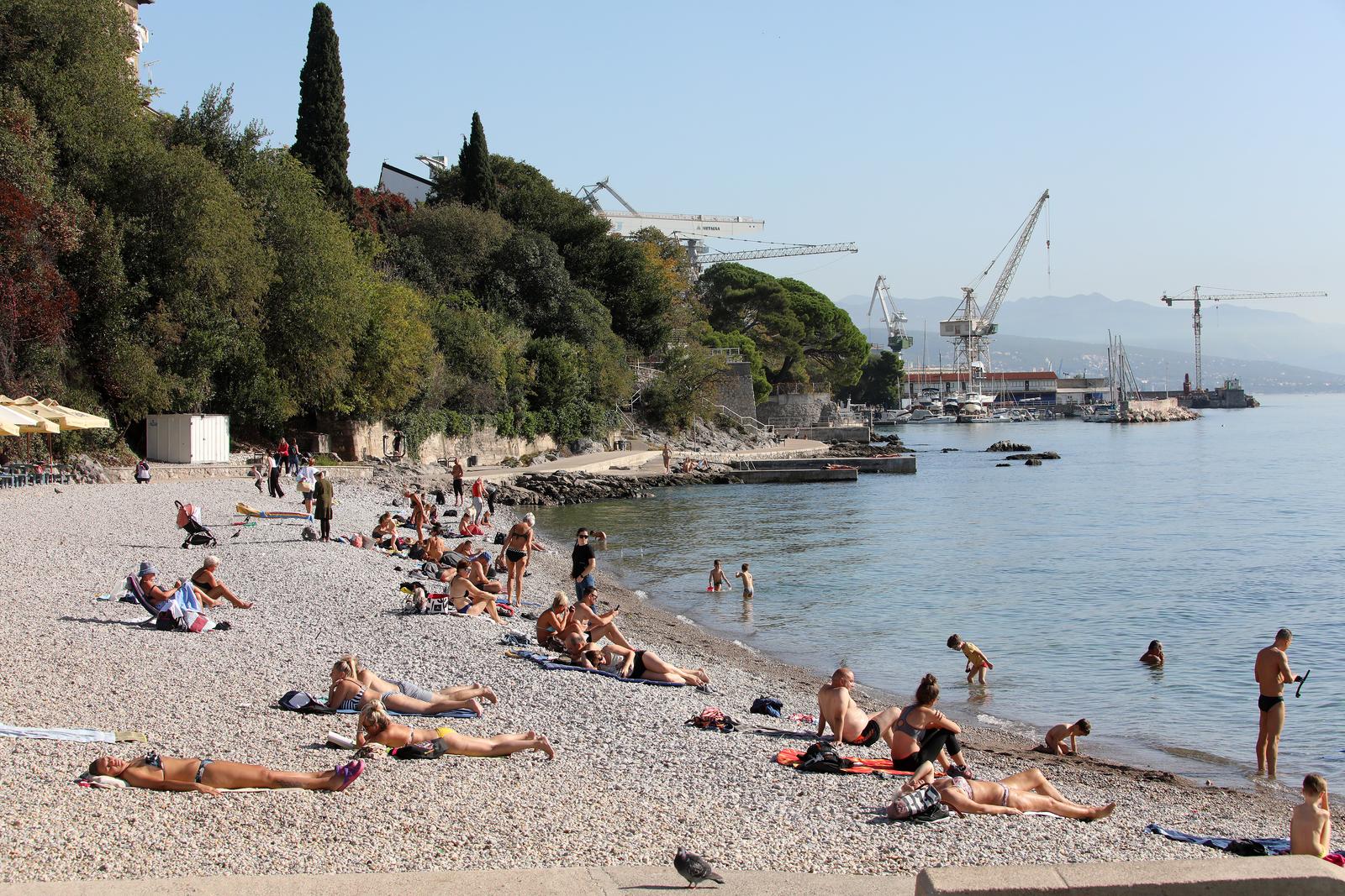 Rijeka: Gradska plaža na Kantridi puna je kupača Rijeka: Gradska plaža na Kantridi puna je kupača