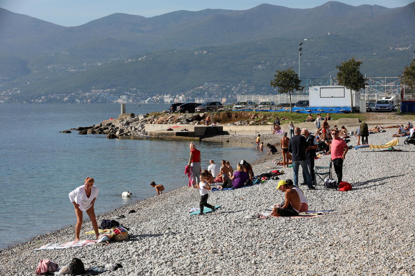 Rijeka: Gradska plaža na Kantridi puna je kupača Rijeka: Gradska plaža na Kantridi puna je kupača