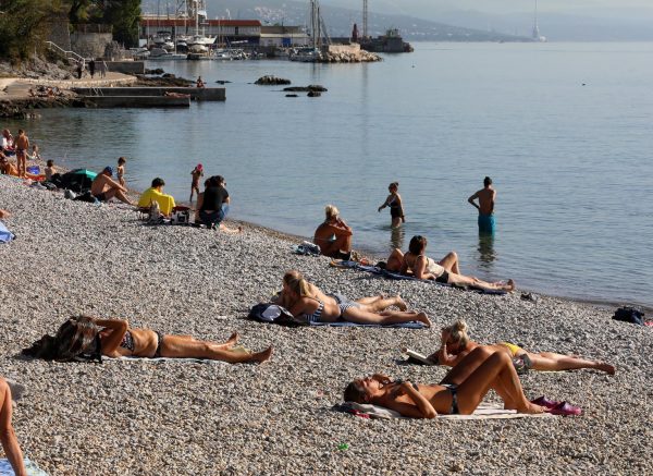 Rijeka: Gradska plaža na Kantridi puna je kupača Rijeka: Gradska plaža na Kantridi puna je kupača