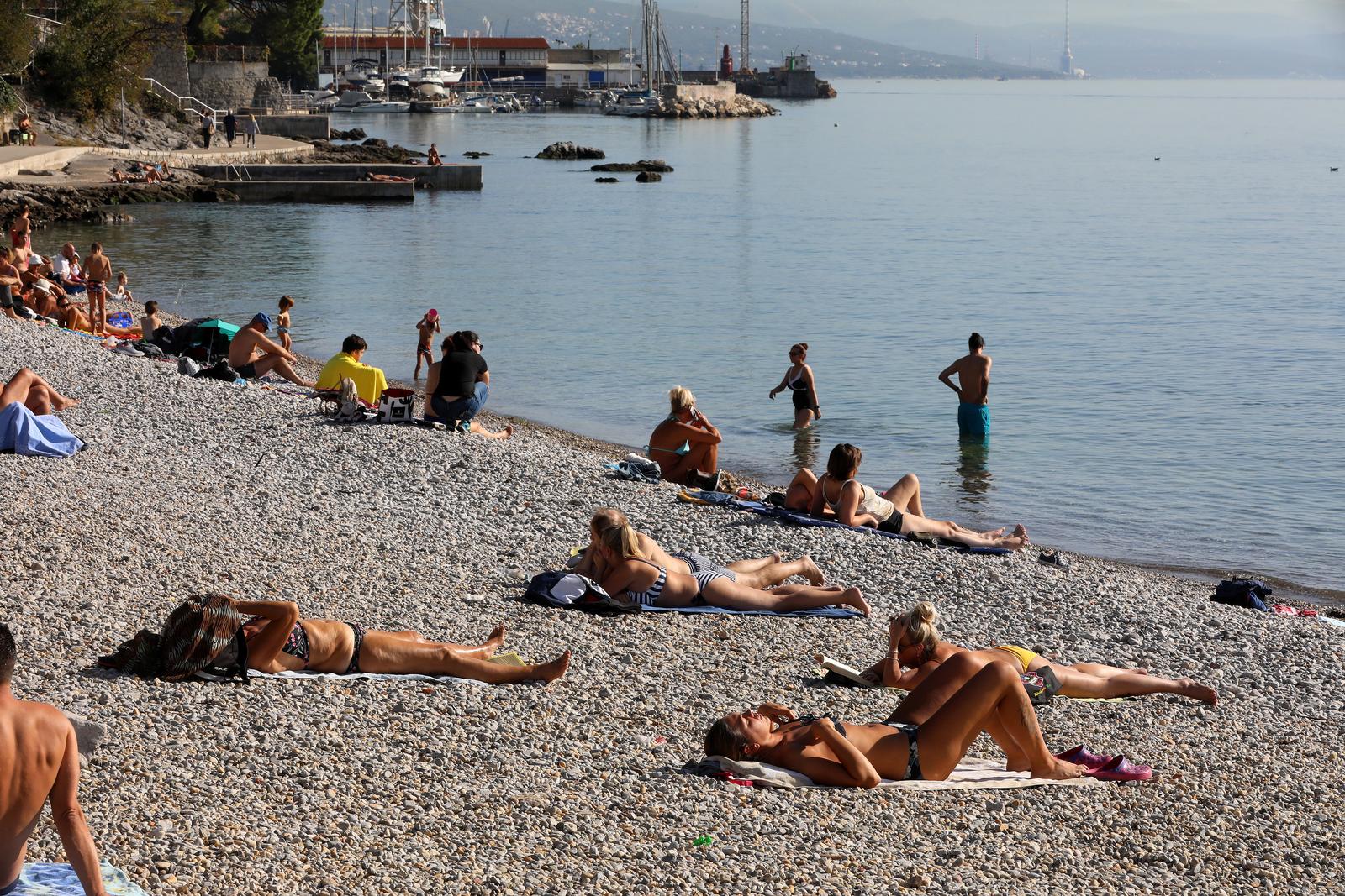 Rijeka: Gradska plaža na Kantridi puna je kupača Rijeka: Gradska plaža na Kantridi puna je kupača