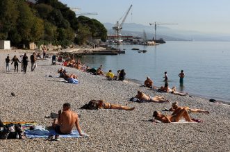Rijeka: Gradska plaža na Kantridi puna je kupača Rijeka: Gradska plaža na Kantridi puna je kupača