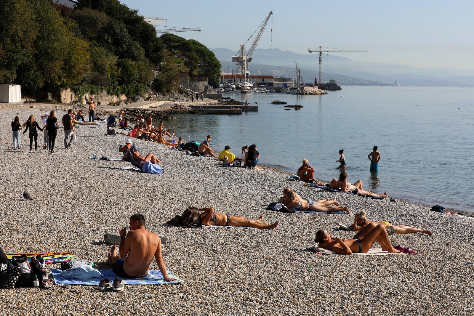Rijeka: Gradska plaža na Kantridi puna je kupača Rijeka: Gradska plaža na Kantridi puna je kupača