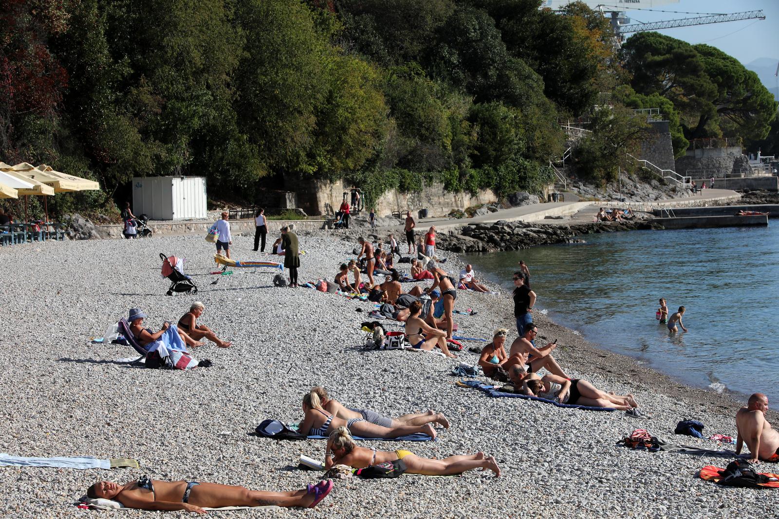 Rijeka: Gradska plaža na Kantridi puna je kupača Rijeka: Gradska plaža na Kantridi puna je kupača
