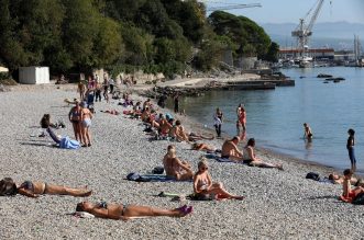 Rijeka: Gradska plaža na Kantridi puna je kupača Rijeka: Gradska plaža na Kantridi puna je kupača