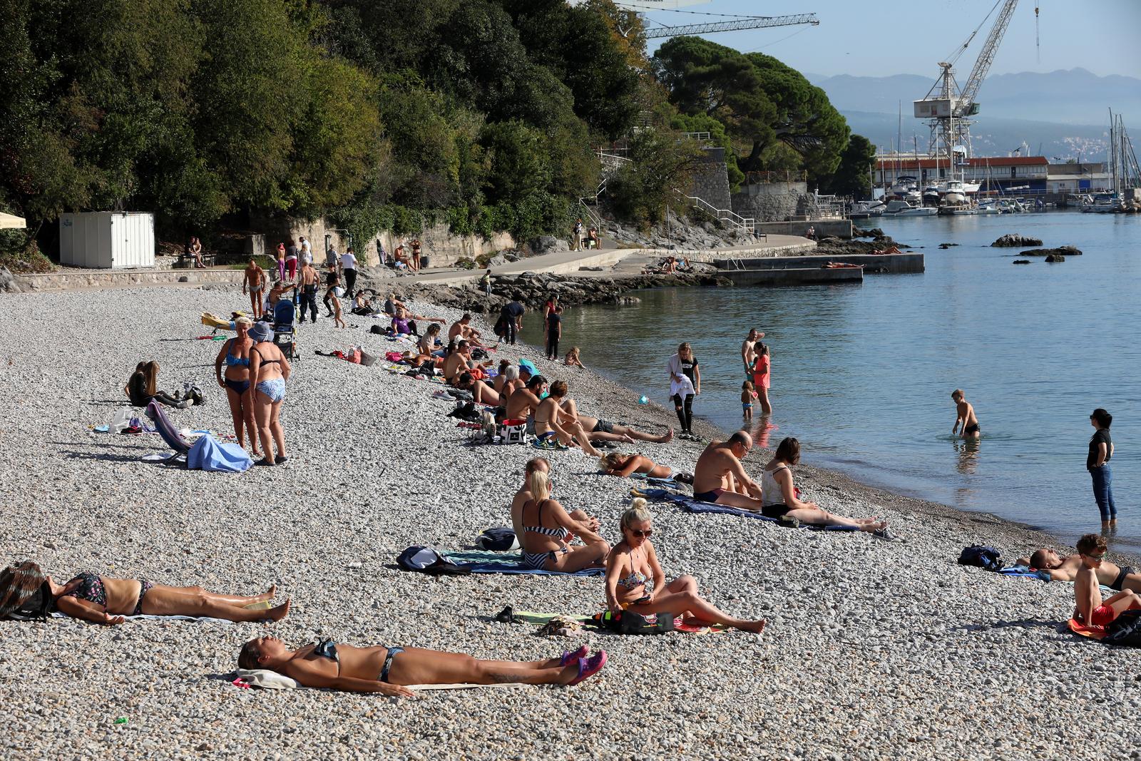 Rijeka: Gradska plaža na Kantridi puna je kupača Rijeka: Gradska plaža na Kantridi puna je kupača