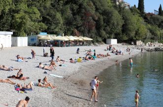 Rijeka: Gradska plaža na Kantridi puna je kupača Rijeka: Gradska plaža na Kantridi puna je kupača