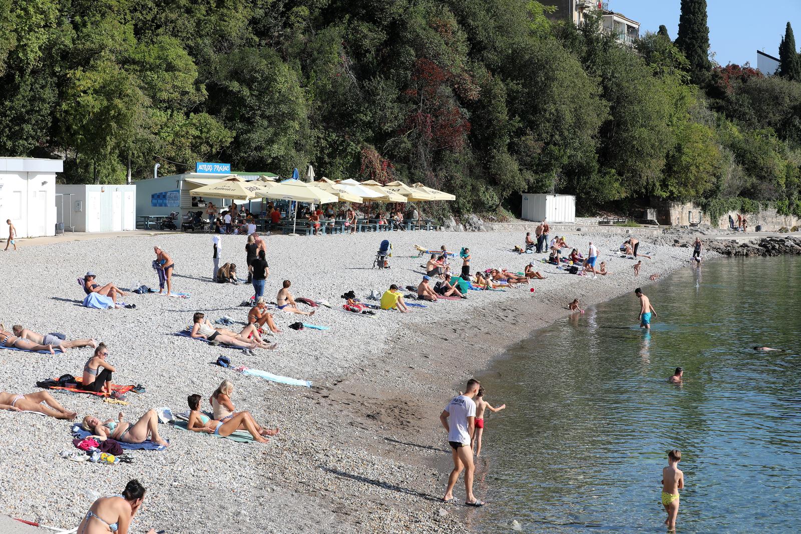 Rijeka: Gradska plaža na Kantridi puna je kupača Rijeka: Gradska plaža na Kantridi puna je kupača