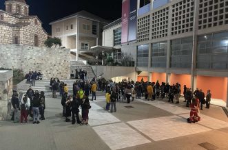 Publika ispred Kulturnog i konferencijskog centra u Heraklionu Publika ispred Kulturnog i konferencijskog centra u Heraklionu