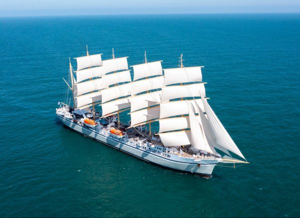 golden_horizon_sails-up_16311f7476ab5b