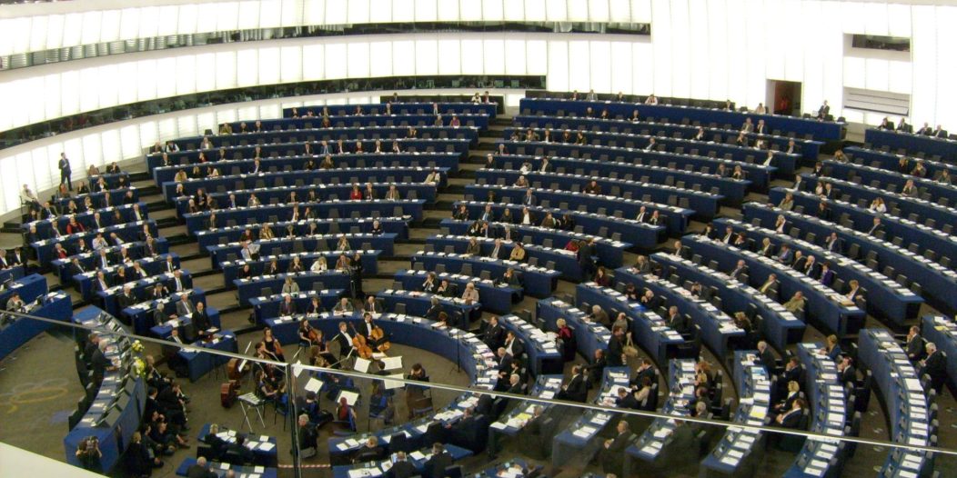 Hemicycle_of_European_Parliament,_Strasbourg,_with_chamber_orchestra_performing-cropped