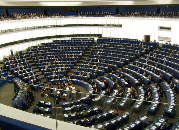 Hemicycle_of_European_Parliament,_Strasbourg,_with_chamber_orchestra_performing-cropped