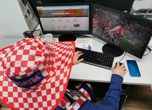 Navijač na radnom mjestu (foto Posao.hr)