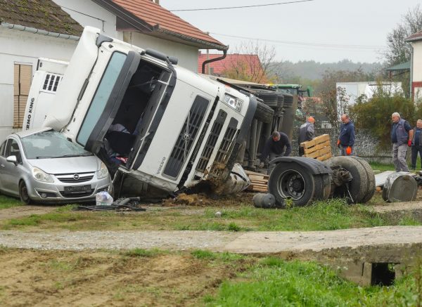 Črnkovci: Kamion sletio s ceste i zabio se u kuću