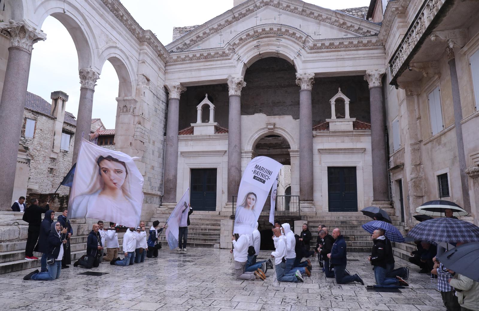 Split: Molitva krunice za muškarce na Peristilu