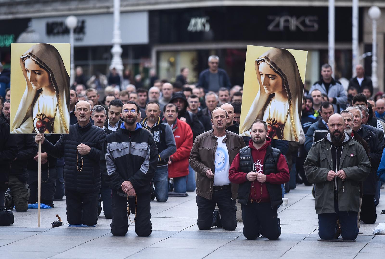 Molitva krunice na glavnom zagrebačkom trgu