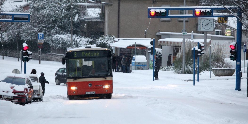 Rijeka: Gra?ane probudio snijeg koji je jedino razveselio djecu Rijeka: Gra?ane probudio snijeg koji je jedino razveselio djecu
