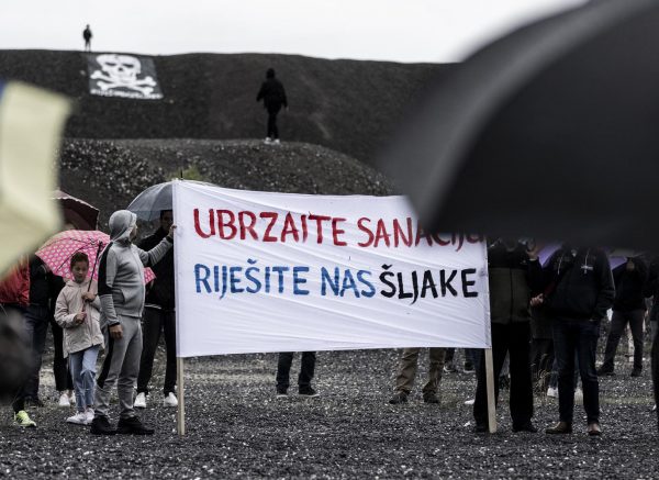 Dugi Rat: Prosvjed mještana zbog stotine tisuća tona šljake Dugi Rat: Prosvjed mještana zbog stotine tisuća tona šljake