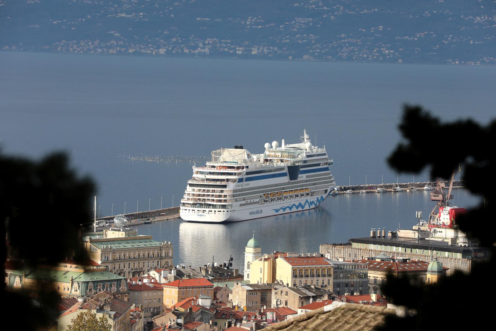 Rijeka: Kruzer AidaBlu uplovio u riječku luku Rijeka: Kruzer AidaBlu uplovio u riječku luku