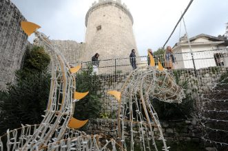 Trsatsku gradinu osvijetlit će više od 12 kilometara lampica Trsatsku gradinu osvijetlit će više od 12 kilometara lampica