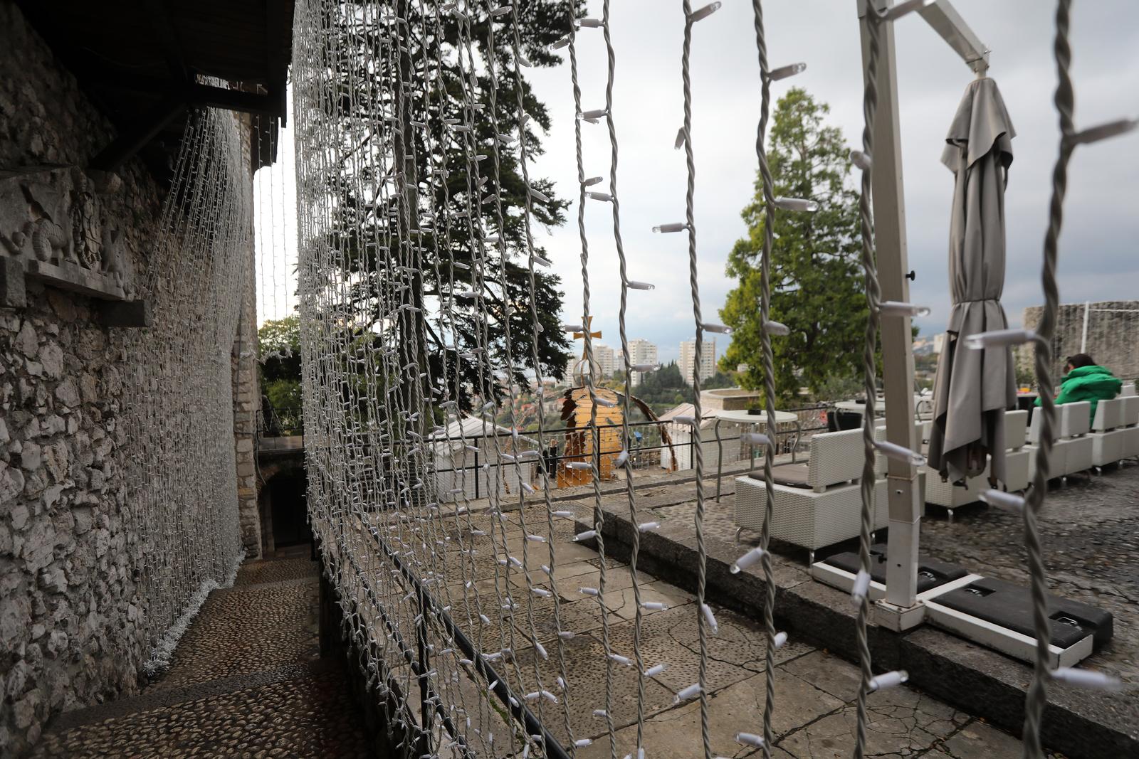 Trsatsku gradinu osvijetlit će više od 12 kilometara lampica Trsatsku gradinu osvijetlit će više od 12 kilometara lampica