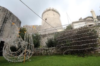 Trsatsku gradinu osvijetlit će više od 12 kilometara lampica Trsatsku gradinu osvijetlit će više od 12 kilometara lampica