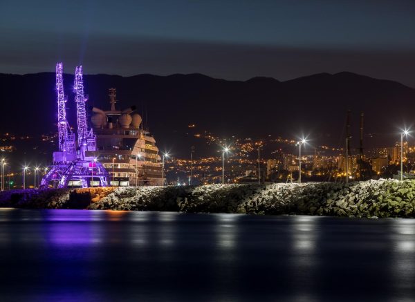 Rijeka: Osvijetljene dizalice povodom Svjetskog dana prijevremeno rođene djece