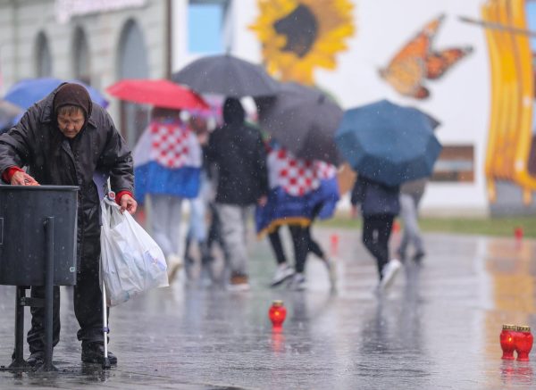 Vukovar: Baka Magdalena po kiši skuplja boce, sudionici kolone Sjećanja dali su joj novce da bar danas ima za topli obrok