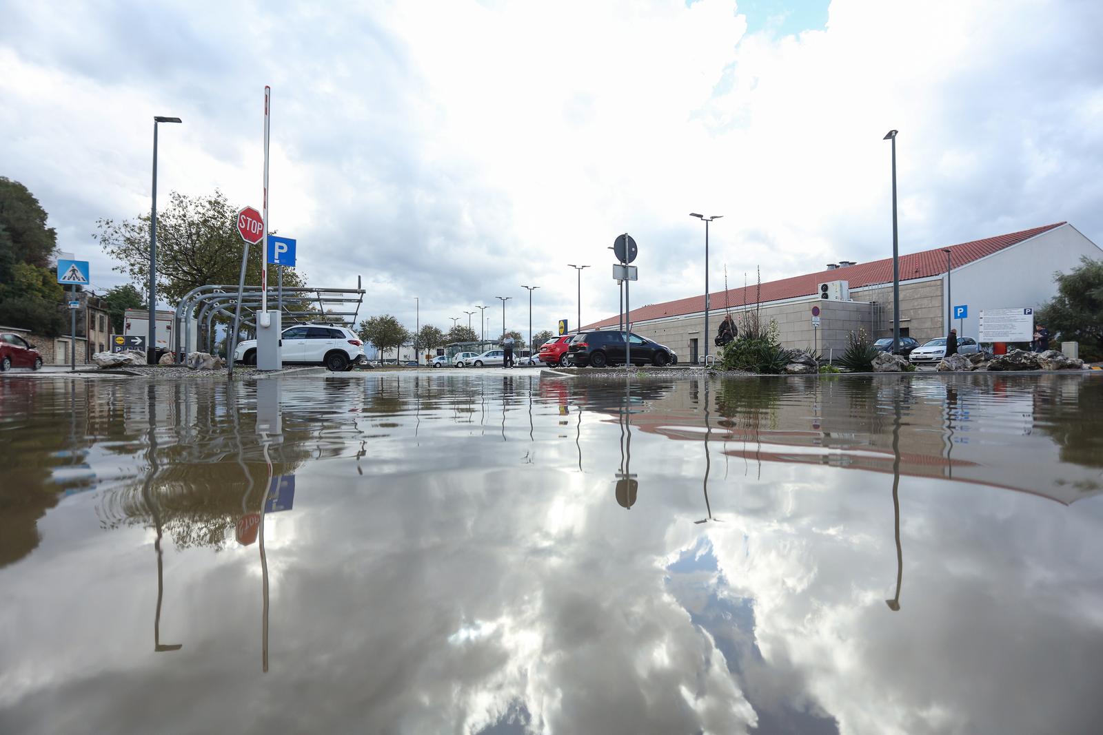 Potop u Novom Vinodolskom, zatvorene ceste Potop u Novom Vinodolskom, zatvorene ceste