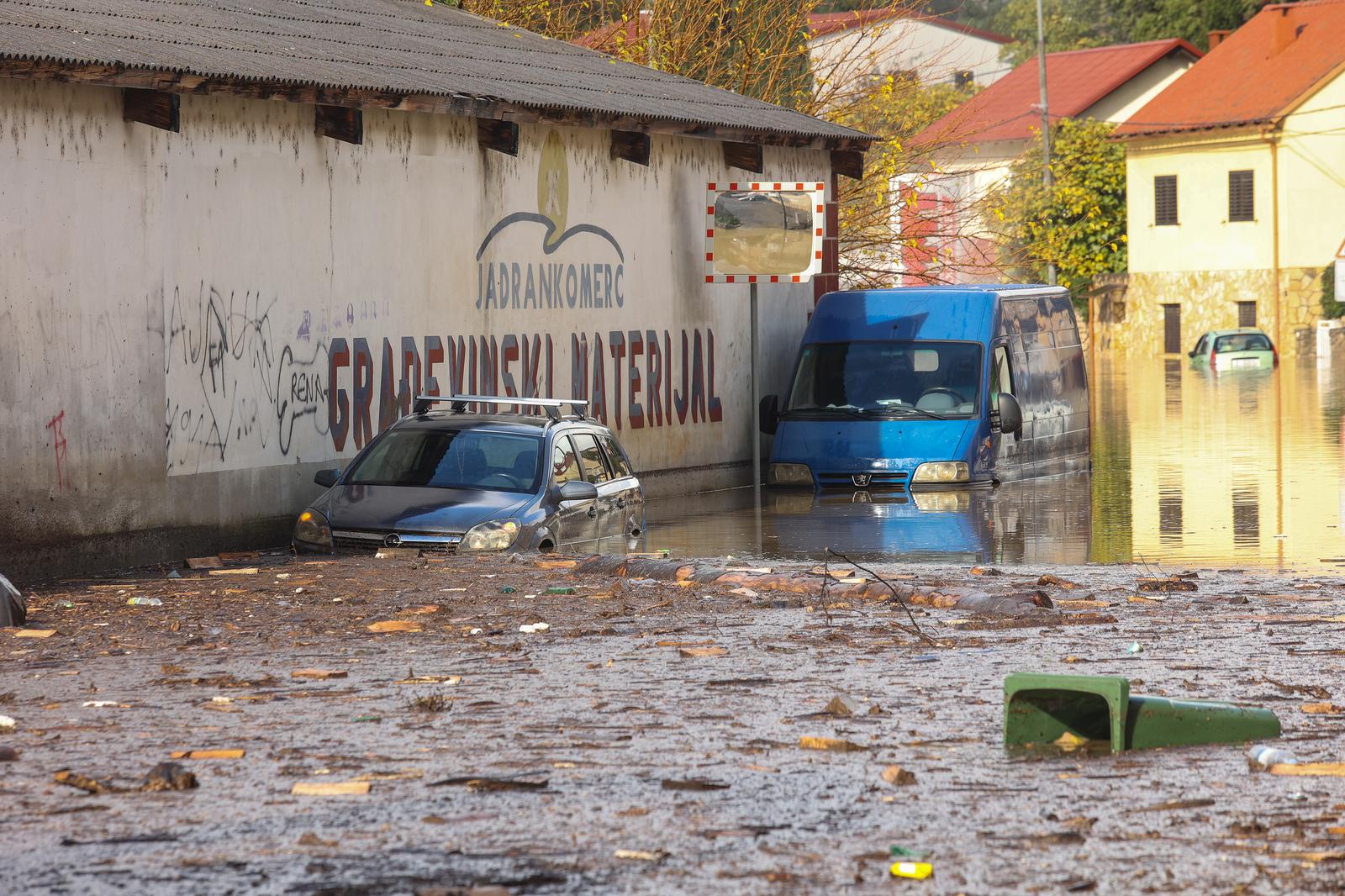 Potop u Novom Vinodolskom, zatvorene ceste Potop u Novom Vinodolskom, zatvorene ceste