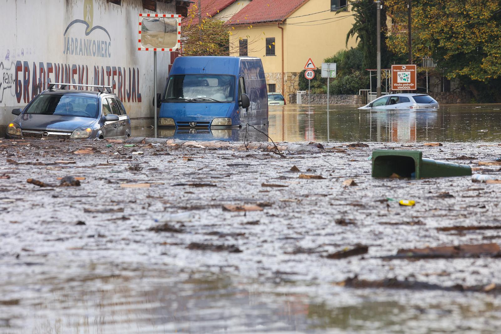 Potop u Novom Vinodolskom, zatvorene ceste Potop u Novom Vinodolskom, zatvorene ceste