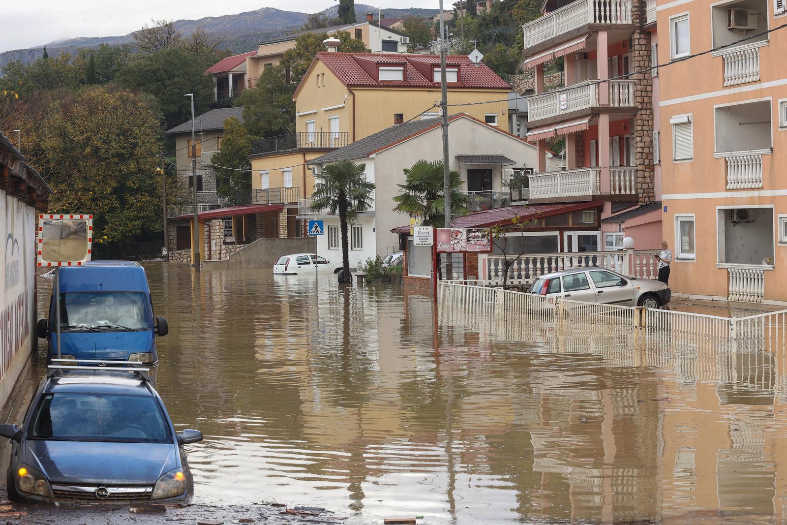 Potop u Novom Vinodolskom, zatvorene ceste Potop u Novom Vinodolskom, zatvorene ceste