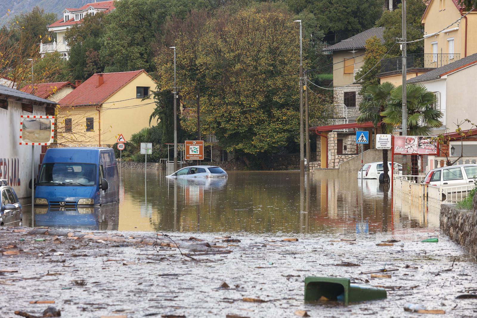 Potop u Novom Vinodolskom, zatvorene ceste Potop u Novom Vinodolskom, zatvorene ceste