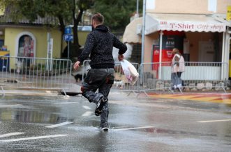 Vodena bujica potopila Malinsku Vodena bujica potopila Malinsku