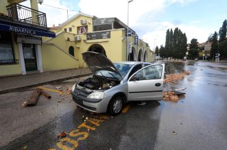 Vodena bujica potopila Malinsku Vodena bujica potopila Malinsku