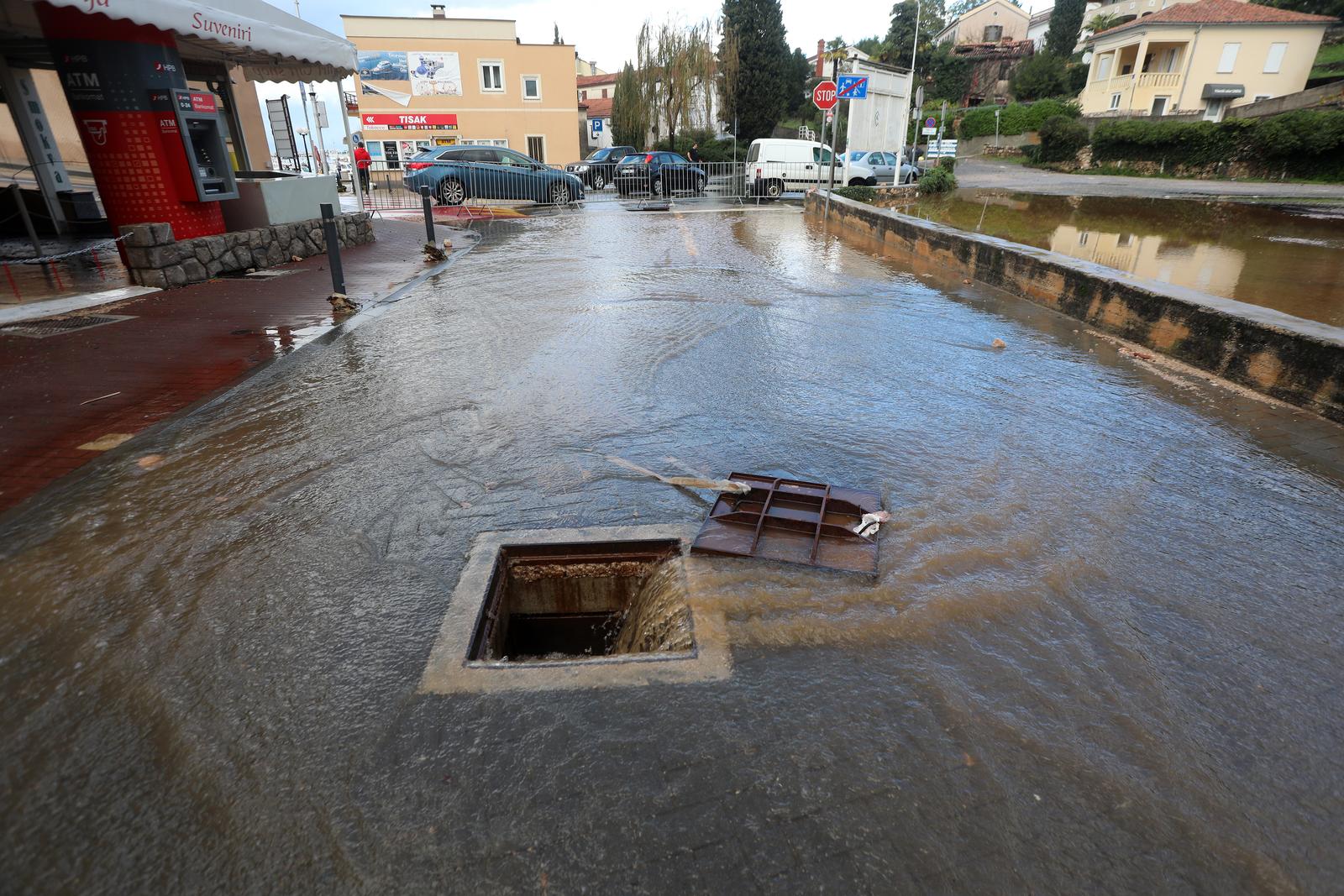 Vodena bujica potopila Malinsku Vodena bujica potopila Malinsku