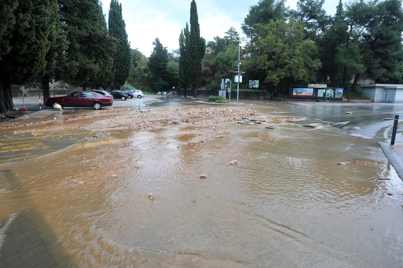 Vodena bujica potopila Malinsku Vodena bujica potopila Malinsku