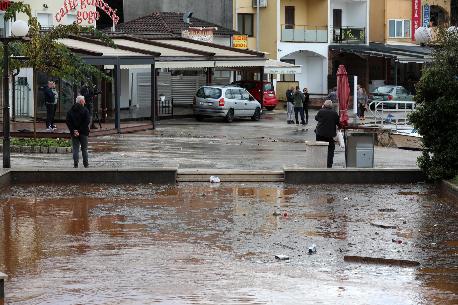Vodena bujica potopila Malinsku Vodena bujica potopila Malinsku