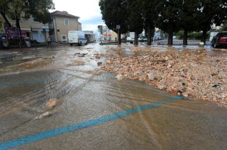 Vodena bujica potopila Malinsku Vodena bujica potopila Malinsku
