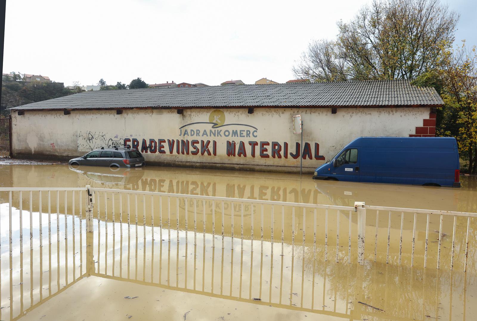 Potop u Novom Vinodolskom, zatvorene ceste Potop u Novom Vinodolskom, zatvorene ceste